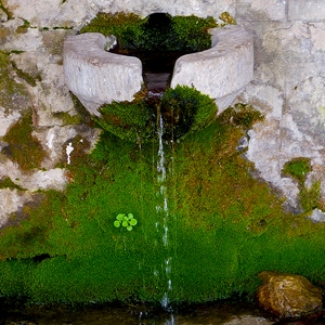 Fontaine en pierre avec mousse - Grèce  - collection de photos clin d'oeil, catégorie rues